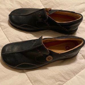 Clarks Unstructured Shoe 8.5 Navy. Never worn .